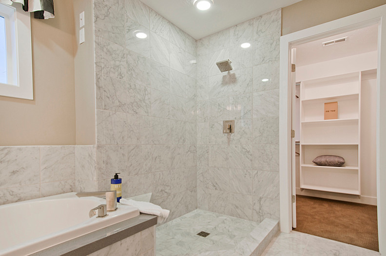 Idéer för att renovera ett stort funkis en-suite badrum, med ett platsbyggt badkar, en hörndusch, vit kakel, beige väggar och marmorgolv