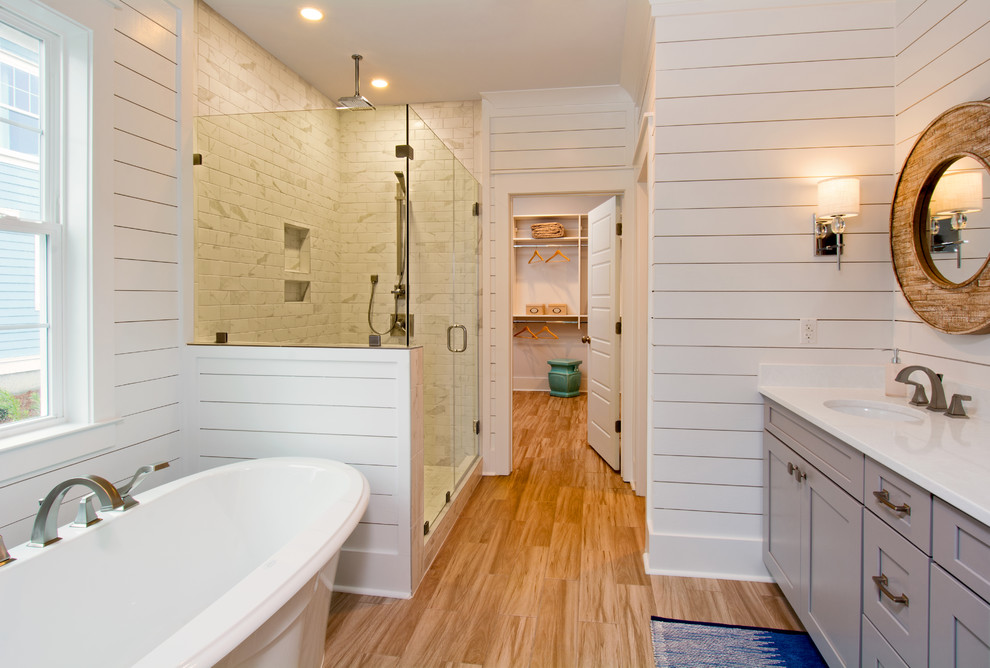 Idéer för lantliga en-suite badrum, med skåp i shakerstil, grå skåp, vit kakel, vita väggar, klinkergolv i porslin och bänkskiva i kvarts