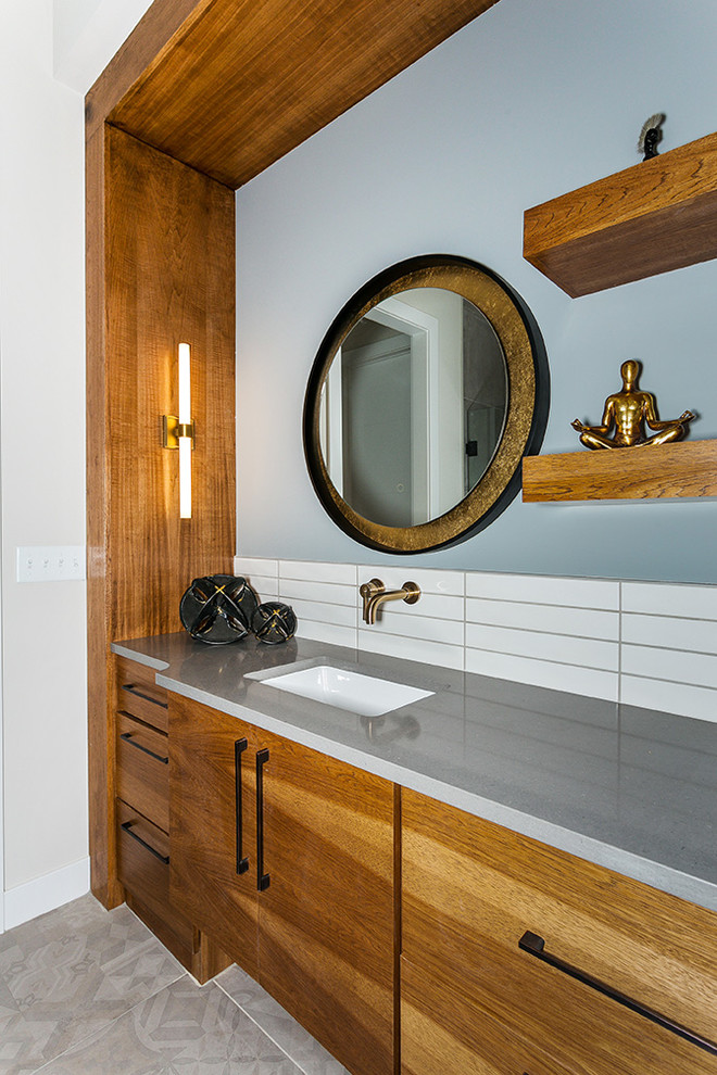 Идея дизайна: ванная комната в морском стиле с светлыми деревянными фасадами, белой плиткой, серой столешницей, тумбой под одну раковину и встроенной тумбой