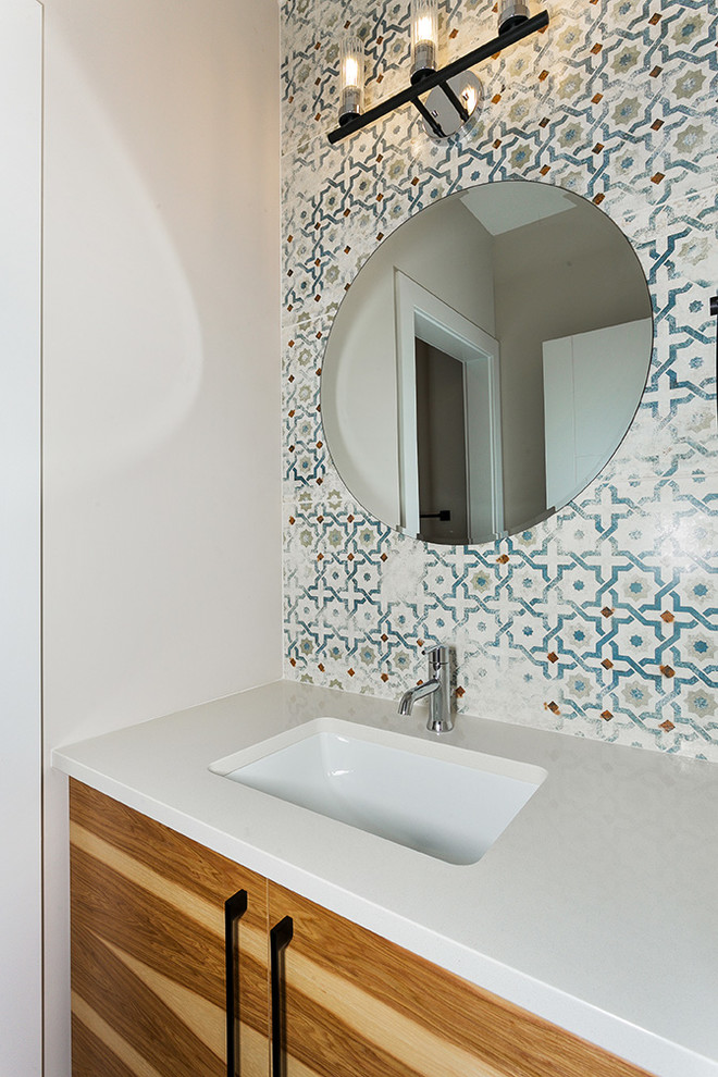 Idée de décoration pour une salle de bain marine en bois clair avec un plan de toilette blanc, meuble simple vasque et meuble-lavabo encastré.
