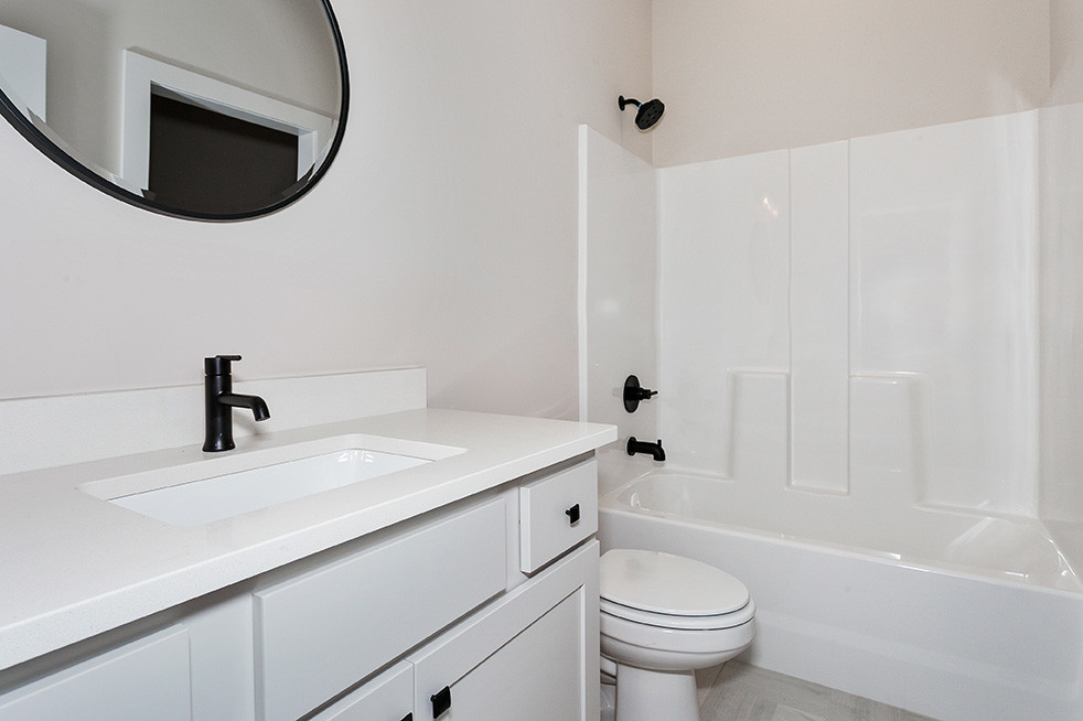 Aménagement d'une salle de bain bord de mer en bois clair avec un carrelage bleu, un sol gris, un plan de toilette gris, meuble simple vasque et meuble-lavabo encastré.