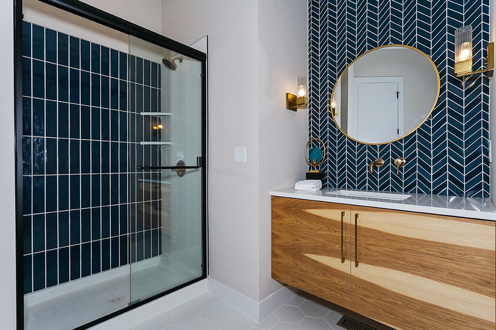 Imagen de cuarto de baño único y a medida marinero con puertas de armario de madera clara, baldosas y/o azulejos azules, suelo gris y encimeras grises