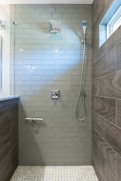 Idee per una stanza da bagno padronale chic di medie dimensioni con lavabo sottopiano, top in granito, doccia aperta, piastrelle bianche, piastrelle in gres porcellanato, pareti grigie e pavimento in gres porcellanato