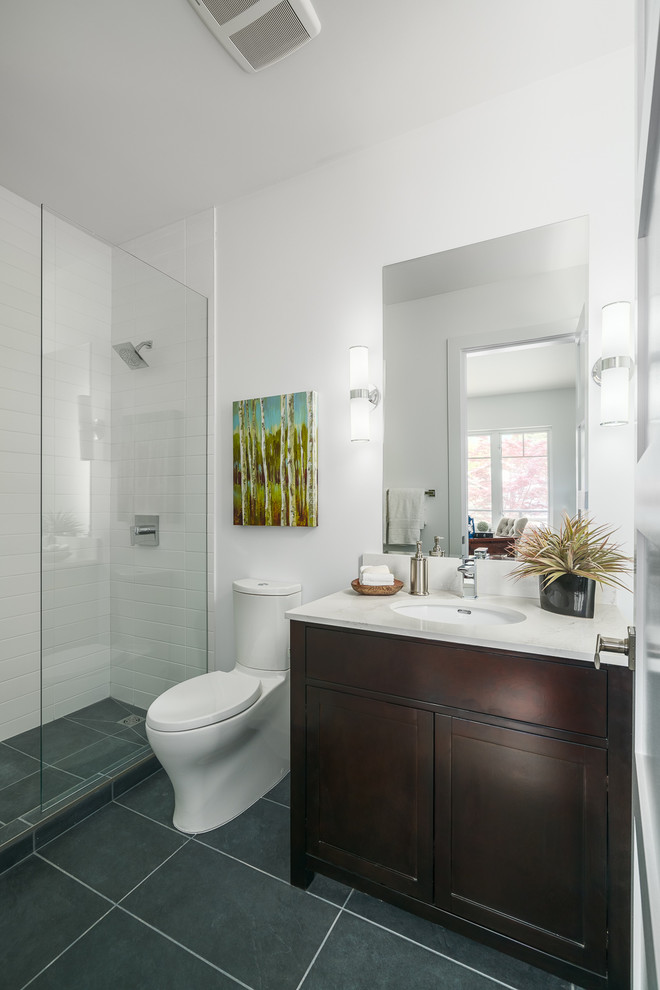 Diseño de cuarto de baño clásico renovado de tamaño medio