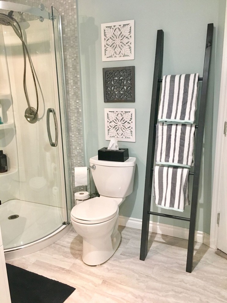 Idées déco pour une salle d'eau contemporaine de taille moyenne avec des portes de placard blanches, une douche d'angle, un carrelage gris, mosaïque, un mur vert, un sol en vinyl, un plan de toilette en granite et un sol gris.
