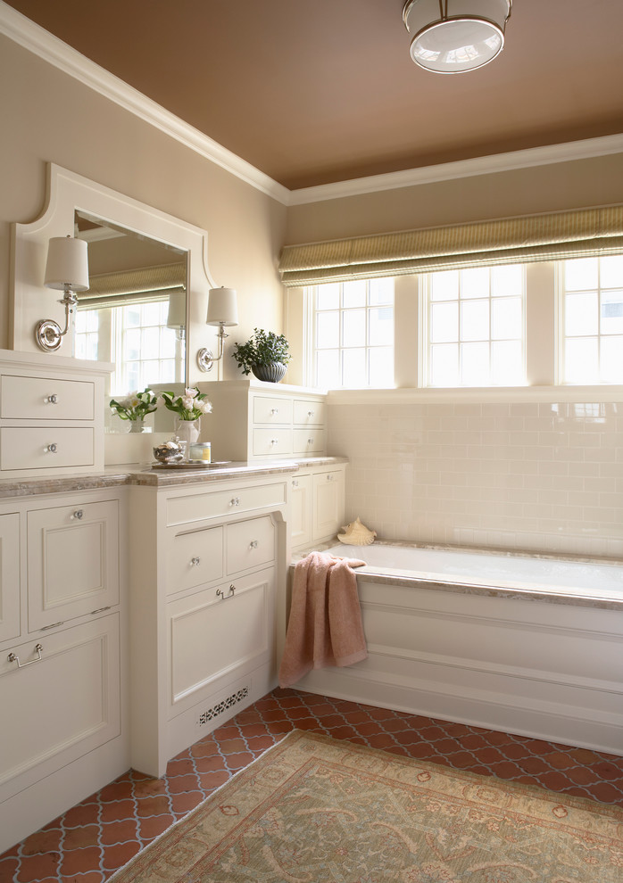 Идея дизайна: ванная комната в классическом стиле с накладной ванной, белой плиткой, плиткой кабанчик, бежевыми стенами, полом из терракотовой плитки, плоскими фасадами и белыми фасадами