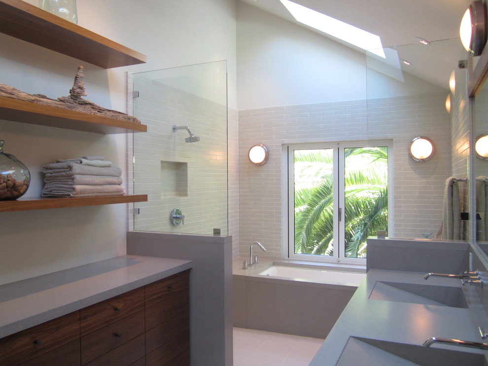 Стильный дизайн: ванная комната в стиле модернизм с открытым душем, открытым душем и серой столешницей - последний тренд