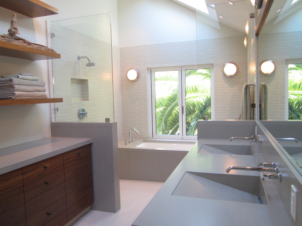 Стильный дизайн: большая главная ванная комната в стиле модернизм с белой плиткой, белыми стенами, полом из керамической плитки, монолитной раковиной, открытым душем, полновстраиваемой ванной, керамической плиткой и плоскими фасадами - последний тренд
