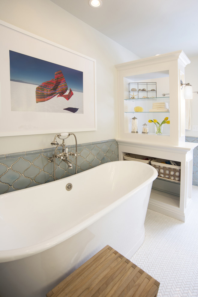 他の地域にある地中海スタイルのおしゃれな浴室 (置き型浴槽、グレーのタイル、白い壁、モザイクタイル) の写真