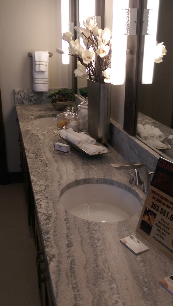 Idées déco pour une salle de bain principale classique en bois foncé de taille moyenne avec un placard à porte shaker, un carrelage gris, un mur beige, un sol en carrelage de porcelaine, un plan de toilette en granite, un carrelage en pâte de verre, un lavabo encastré et un sol gris.