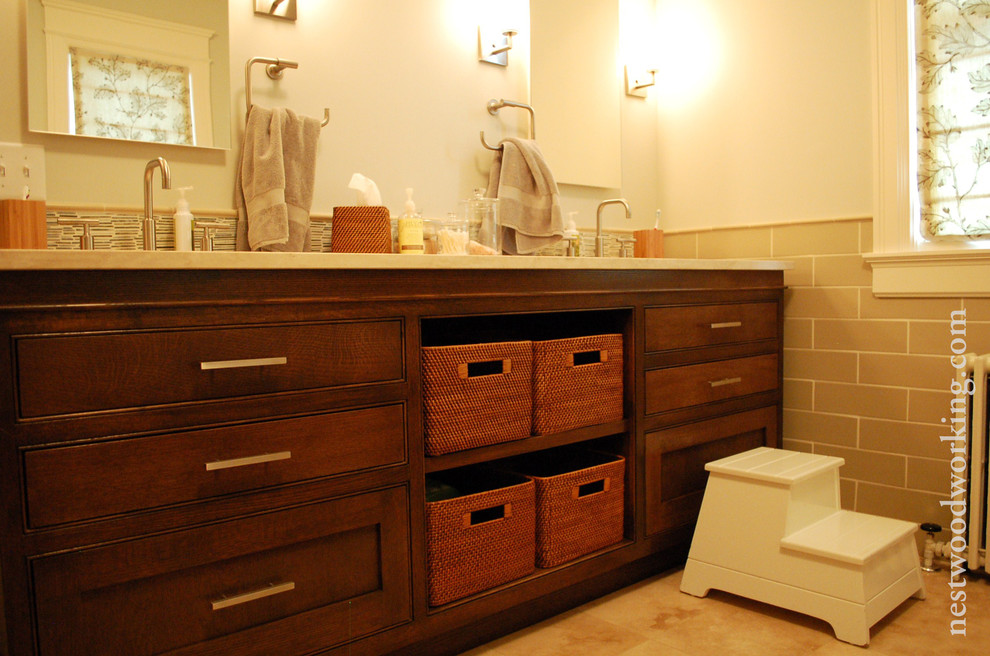 Immagine di una stanza da bagno chic con ante a filo, ante in legno bruno, piastrelle beige e piastrelle diamantate