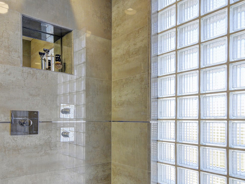 Idée de décoration pour une très grande douche en alcôve principale minimaliste avec un carrelage gris et des carreaux de porcelaine.