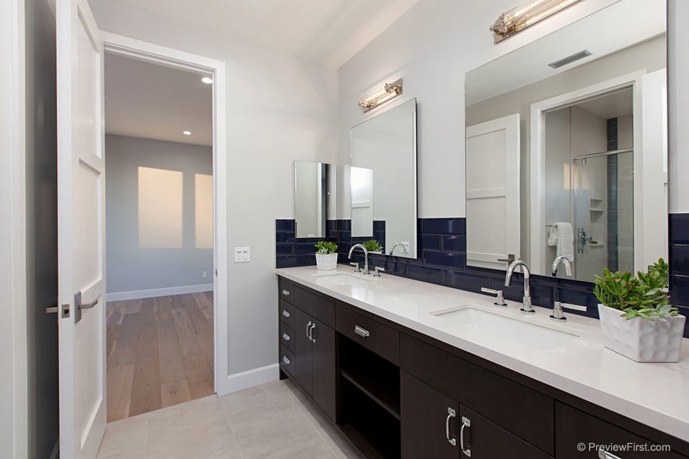 Esempio di una stanza da bagno padronale stile marinaro di medie dimensioni con ante lisce, ante marroni e parquet chiaro