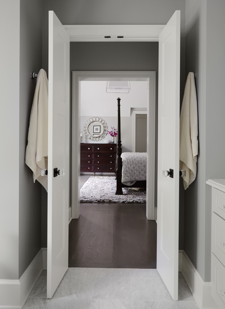 Imagen de cuarto de baño principal clásico renovado de tamaño medio con baldosas y/o azulejos grises, paredes grises y suelo de madera en tonos medios