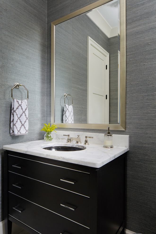 Mittelgroßes Klassisches Badezimmer En Suite mit Unterbauwaschbecken, grauen Fliesen, grauer Wandfarbe und braunem Holzboden in Chicago