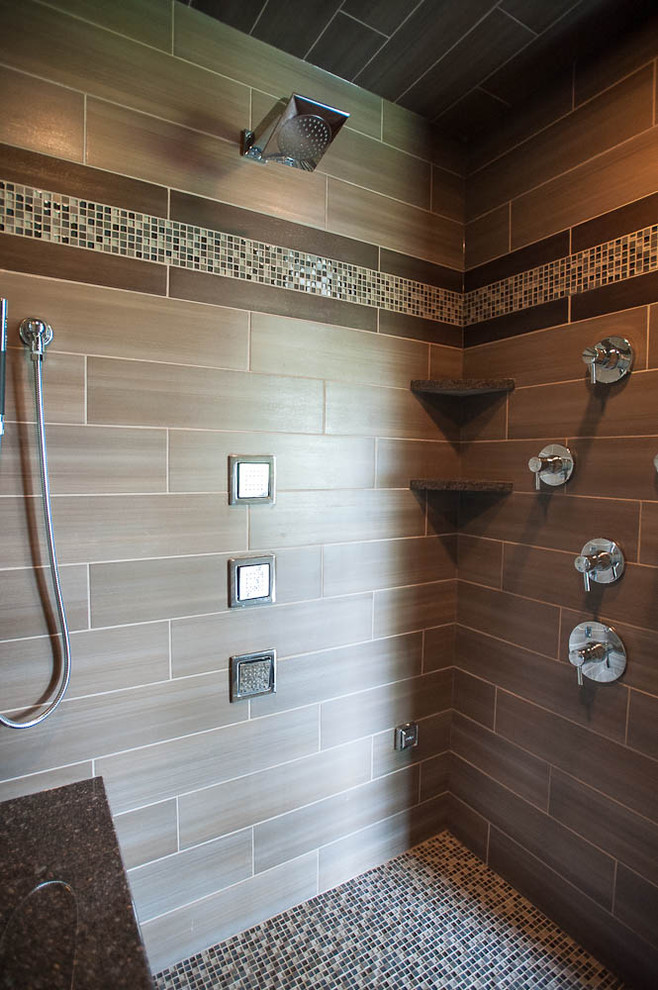 This is an example of a contemporary bathroom in Chicago.