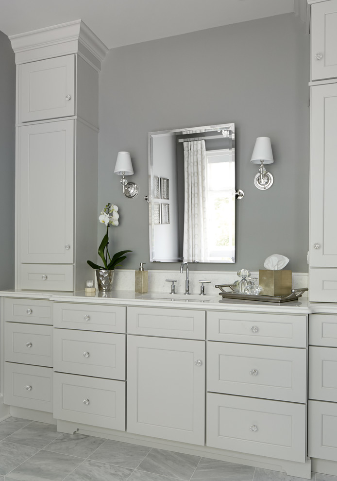 Esempio di una stanza da bagno padronale classica di medie dimensioni con lavabo sottopiano, ante lisce, vasca freestanding, piastrelle grigie e pareti grigie