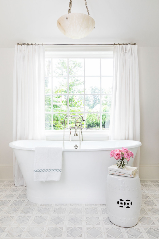 Foto de cuarto de baño doble y de pie tradicional con sanitario de una pieza, baldosas y/o azulejos blancos, baldosas y/o azulejos de cemento, lavabo encastrado y encimera de mármol