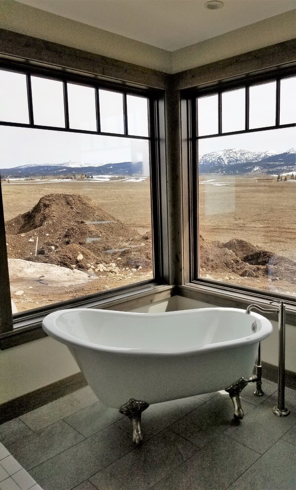 Inspiration för ett stort rustikt en-suite badrum, med ett badkar med tassar, en öppen dusch, vita väggar, klinkergolv i porslin, grått golv och med dusch som är öppen