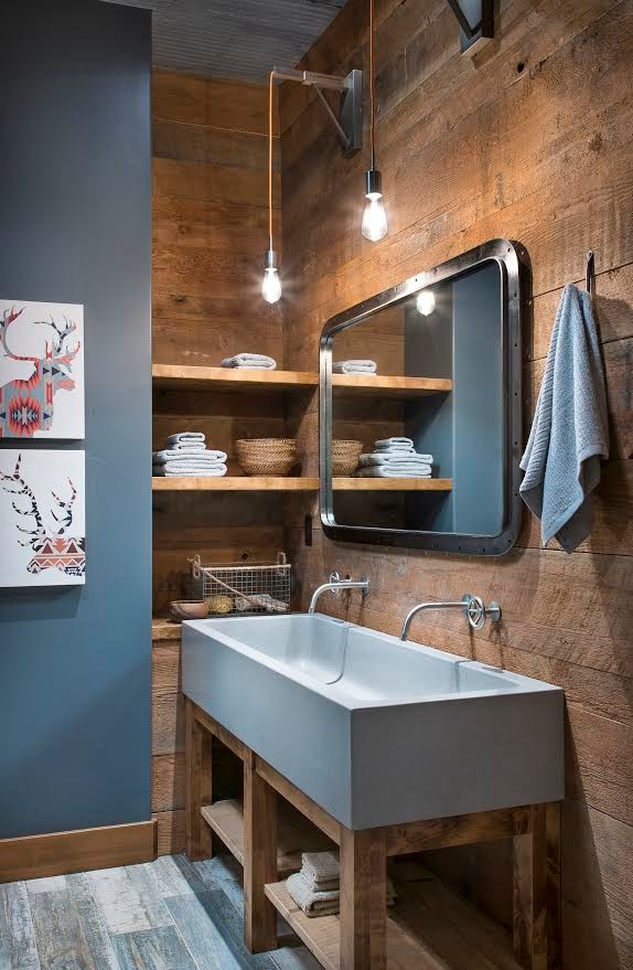 Diseño de cuarto de baño rústico grande con armarios abiertos, puertas de armario de madera oscura, paredes azules, suelo de madera clara, aseo y ducha y lavabo de seno grande