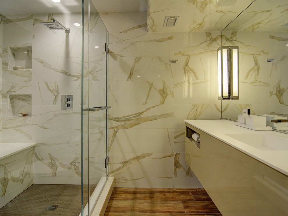 Foto di un'ampia stanza da bagno con doccia moderna con lavabo integrato, ante beige, top in superficie solida, doccia ad angolo, piastrelle bianche, piastrelle in gres porcellanato e pavimento in gres porcellanato