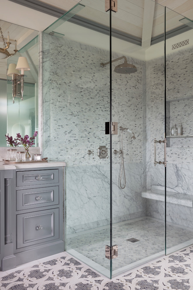 Идея дизайна: ванная комната в классическом стиле с фасадами с декоративным кантом, серыми фасадами, угловым душем, белой плиткой, мраморной плиткой, белыми стенами, полом из мозаичной плитки, разноцветным полом и душем с распашными дверями
