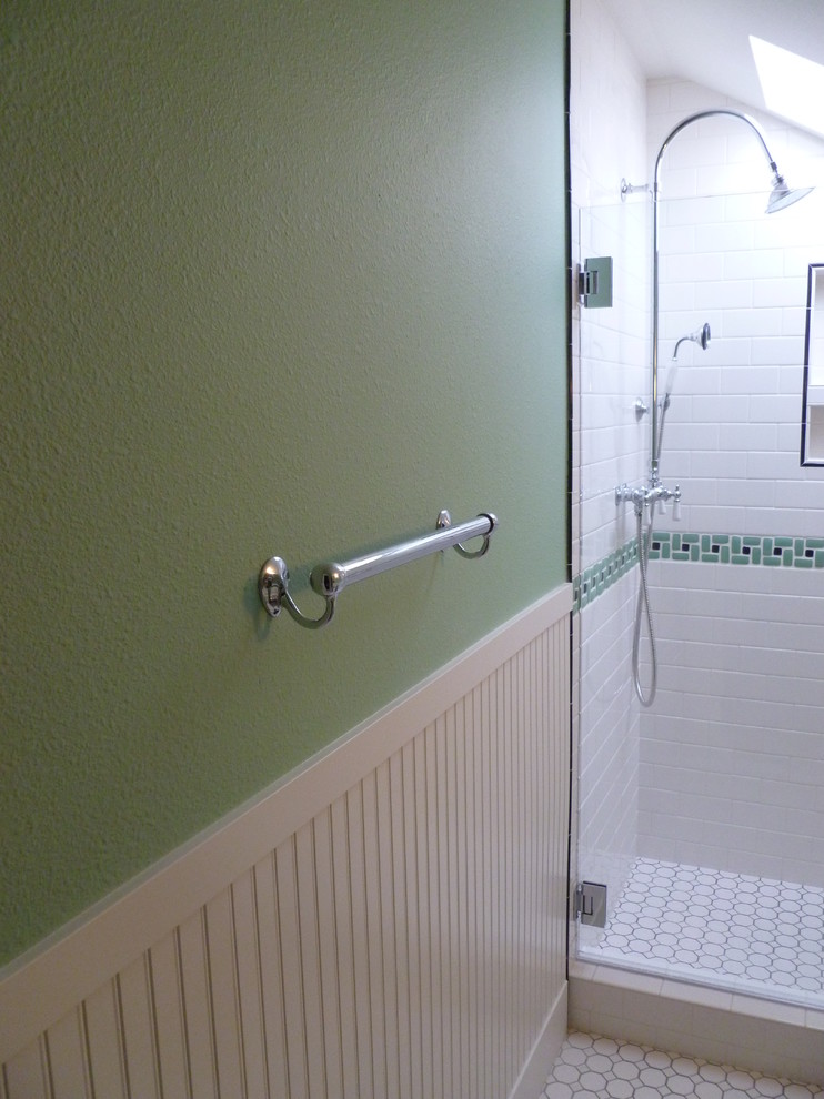 На фото: маленькая ванная комната в викторианском стиле с раковиной с пьедесталом, душем в нише, раздельным унитазом, белой плиткой, керамогранитной плиткой, зелеными стенами, полом из керамогранита и душевой кабиной для на участке и в саду с