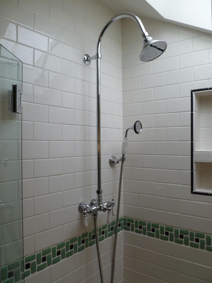 Exemple d'une petite salle de bain victorienne avec un lavabo de ferme, WC séparés, un carrelage blanc, des carreaux de porcelaine, un mur vert et un sol en carrelage de porcelaine.