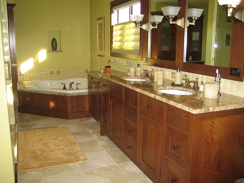 Ejemplo de cuarto de baño principal asiático de tamaño medio con lavabo bajoencimera, armarios con rebordes decorativos, puertas de armario de madera en tonos medios y bañera esquinera