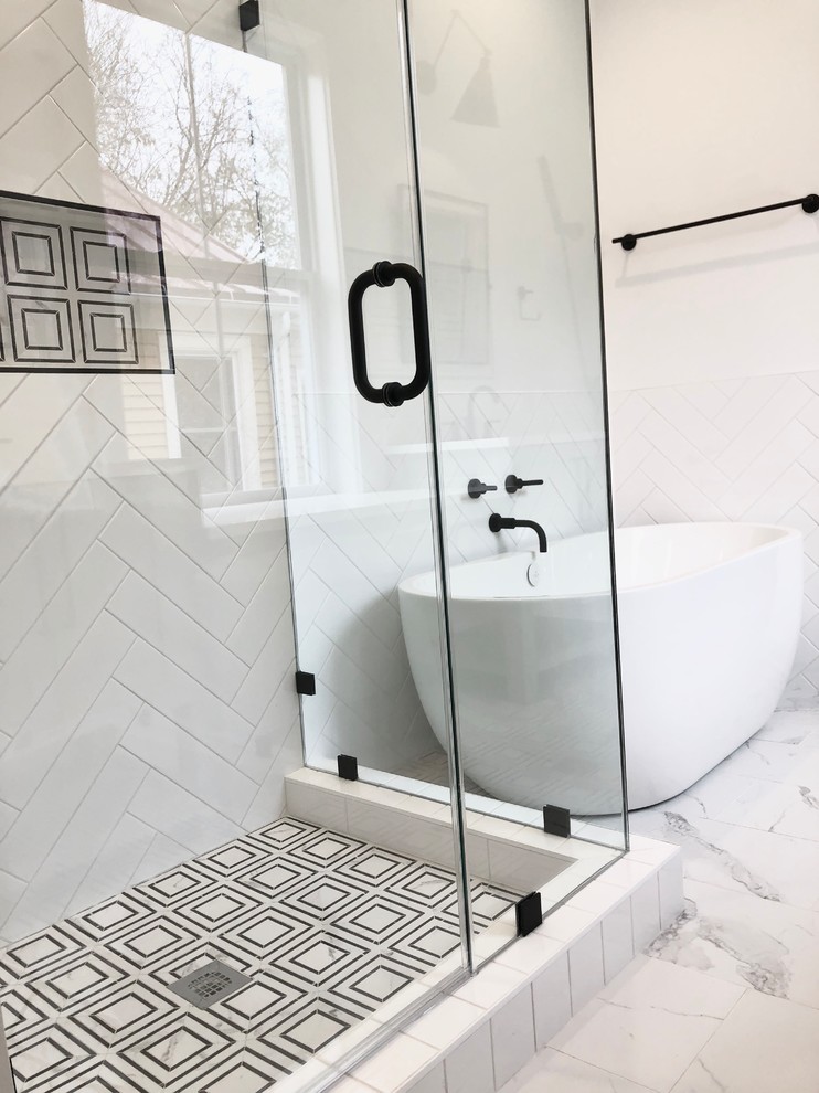 Источник вдохновения для домашнего уюта: большая главная ванная комната в стиле модернизм с фасадами островного типа, серыми фасадами, черно-белой плиткой, плиткой мозаикой, столешницей из кварцита и белой столешницей