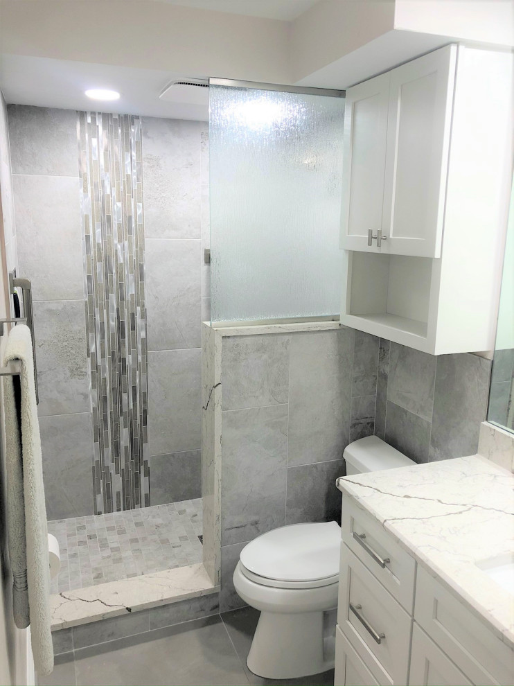 Inspiration för små moderna vitt en-suite badrum, med skåp i shakerstil, vita skåp, en öppen dusch, en toalettstol med hel cisternkåpa, grå kakel, porslinskakel, grå väggar, klinkergolv i porslin, ett undermonterad handfat, bänkskiva i kvartsit, grått golv och med dusch som är öppen