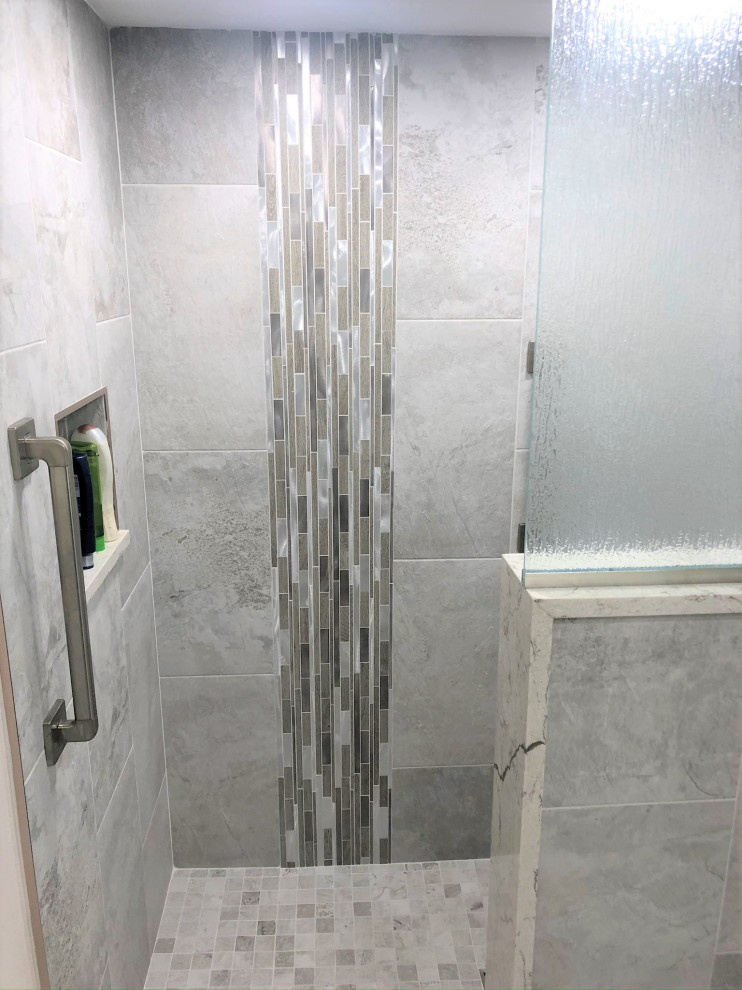 Exempel på ett litet modernt vit vitt en-suite badrum, med skåp i shakerstil, vita skåp, en öppen dusch, en toalettstol med hel cisternkåpa, grå kakel, porslinskakel, grå väggar, klinkergolv i porslin, ett undermonterad handfat, bänkskiva i kvartsit, grått golv och med dusch som är öppen