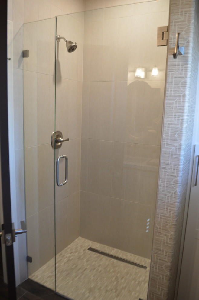 Ispirazione per una stanza da bagno chic con ante bianche, piastrelle beige, pavimento marrone e top bianco