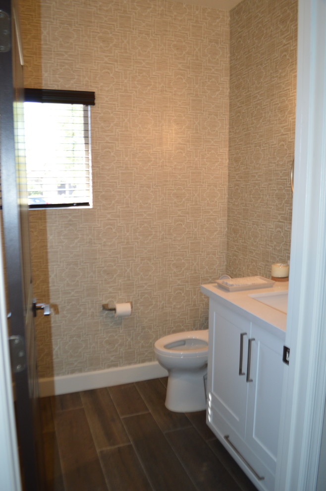 Источник вдохновения для домашнего уюта: ванная комната в классическом стиле с белыми фасадами, бежевой плиткой, коричневым полом и белой столешницей