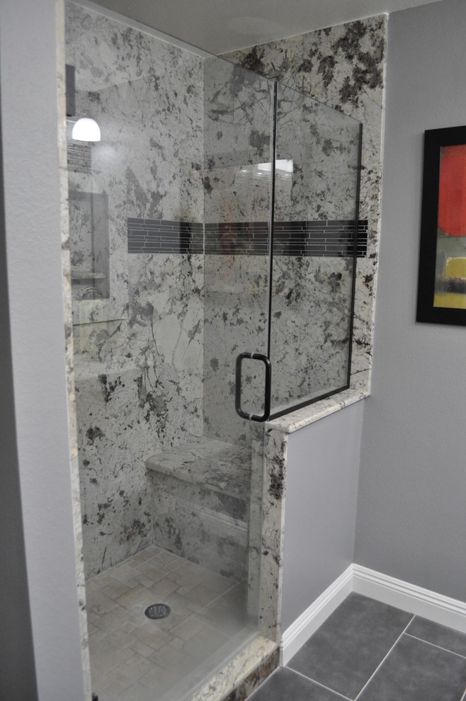 Идея дизайна: главная ванная комната среднего размера в современном стиле с врезной раковиной, фасадами с выступающей филенкой, душем в нише, унитазом-моноблоком, серыми стенами и полом из керамической плитки