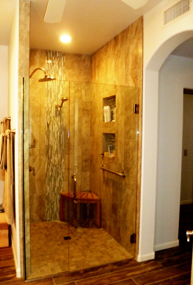 Inspiration pour une salle de bain principale marine en bois clair de taille moyenne avec une douche à l'italienne, un carrelage beige, des carreaux de porcelaine, un mur gris, un sol en carrelage de porcelaine, un lavabo posé, un placard en trompe-l'oeil, un plan de toilette en quartz modifié et WC à poser.