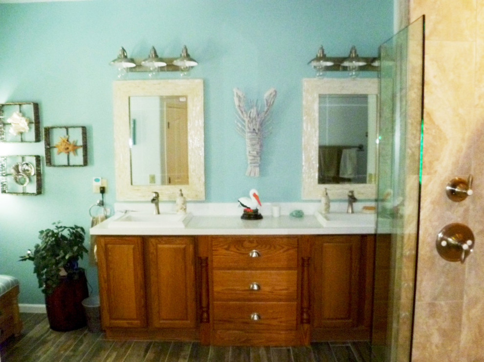 Exemple d'une salle de bain principale bord de mer en bois clair de taille moyenne avec un lavabo posé, un placard en trompe-l'oeil, un plan de toilette en quartz modifié, une douche à l'italienne, WC à poser, un carrelage beige, des carreaux de porcelaine, un mur bleu et un sol en carrelage de porcelaine.