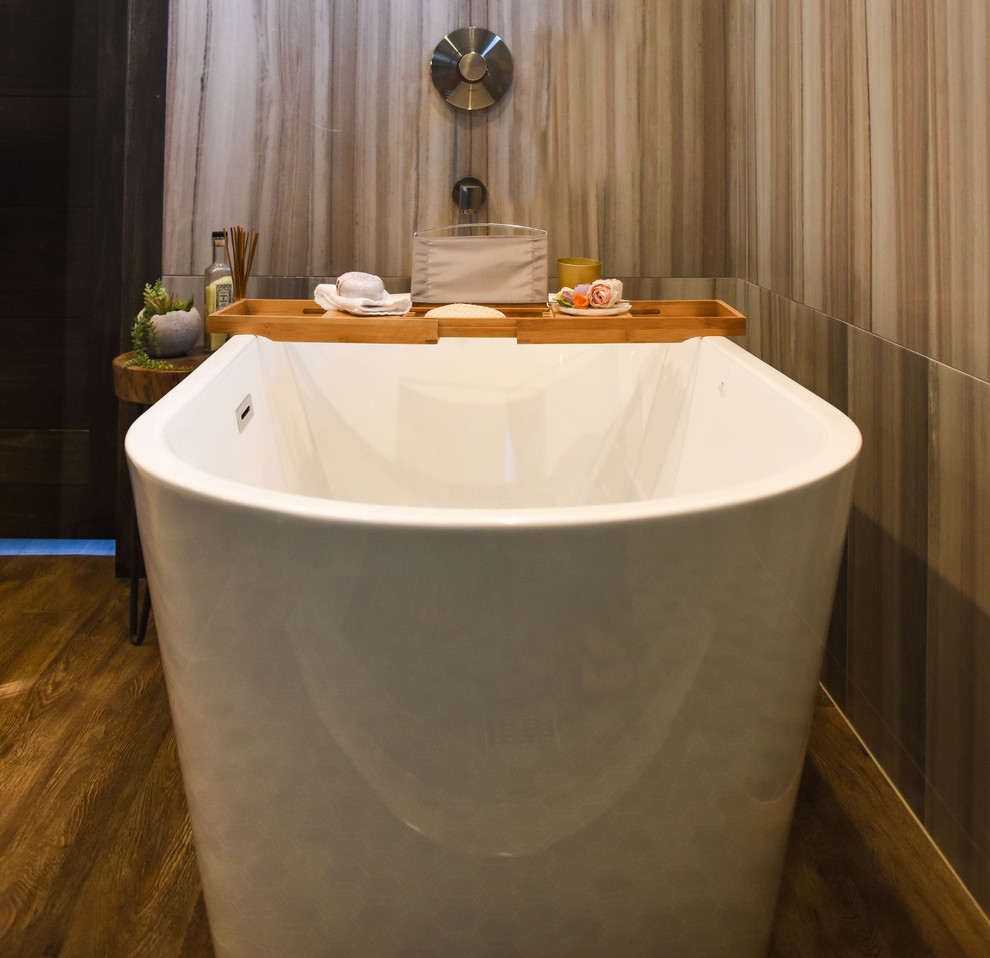 Modelo de cuarto de baño tradicional renovado con armarios con paneles lisos, bañera exenta y baldosas y/o azulejos de cerámica