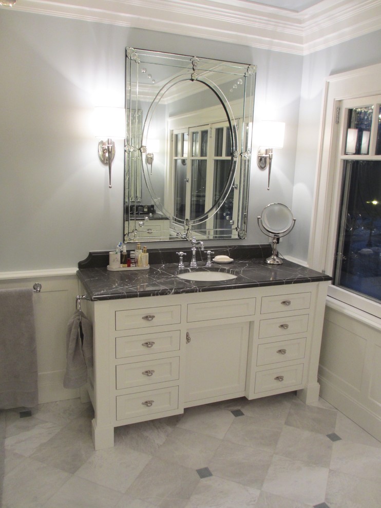 Bild på ett mellanstort vintage grå grått badrum, med möbel-liknande, vita skåp, en dubbeldusch, grå väggar, marmorgolv, ett undermonterad handfat, marmorbänkskiva och dusch med gångjärnsdörr