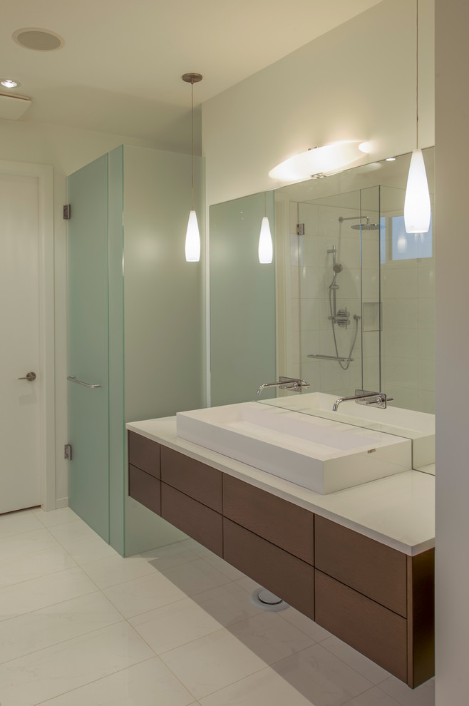 Exemple d'une salle d'eau en bois foncé avec un placard à porte plane, une baignoire indépendante, une douche d'angle, un carrelage blanc, un mur blanc et une grande vasque.