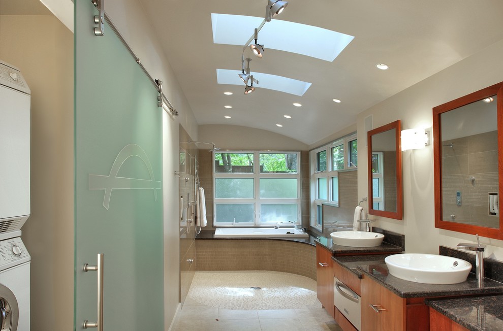 Идея дизайна: ванная комната со стиральной машиной в современном стиле с настольной раковиной и душем над ванной