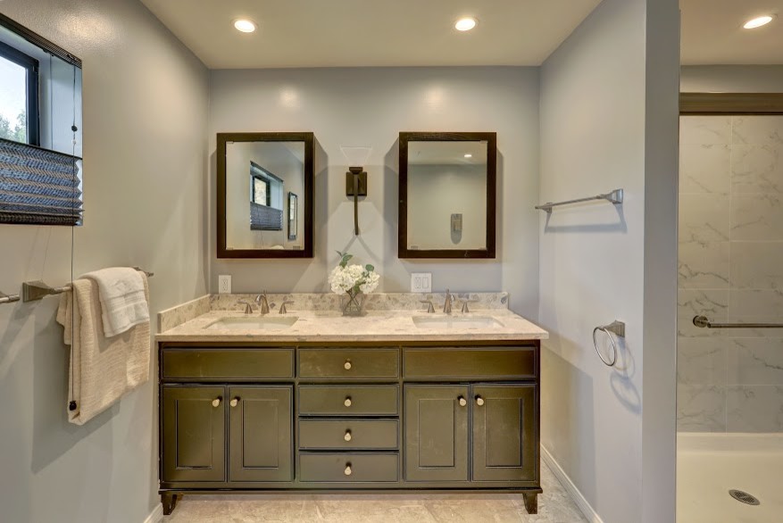 Imagen de cuarto de baño principal contemporáneo grande con bañera encastrada y sanitario de una pieza