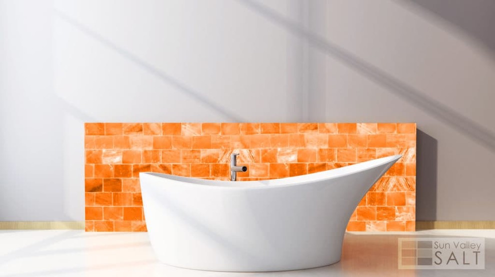 Ispirazione per una grande stanza da bagno minimal con vasca freestanding, piastrelle arancioni, pareti bianche, pavimento in legno verniciato e pavimento bianco