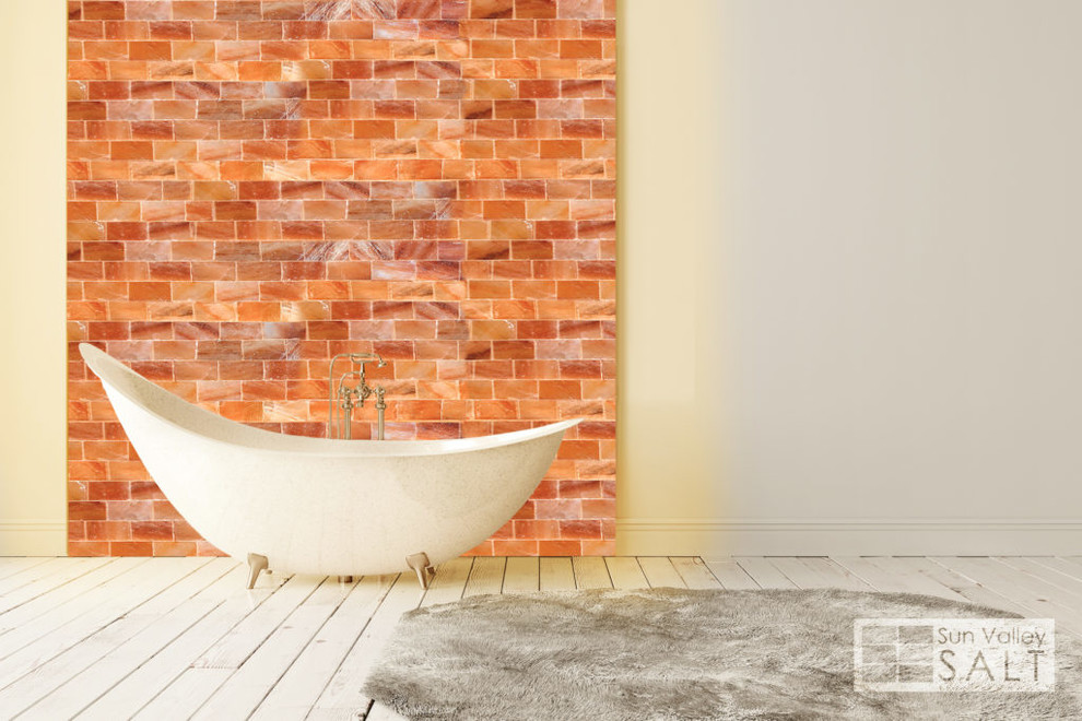 Inredning av ett stort badrum, med ett fristående badkar, orange kakel, vita väggar, målat trägolv och vitt golv