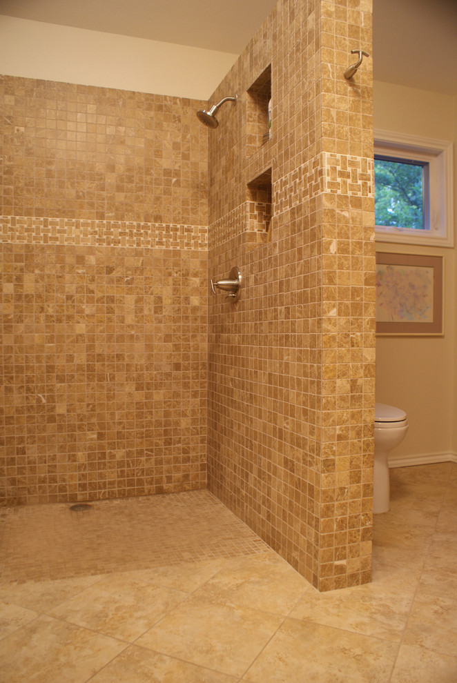 Diseño de cuarto de baño actual con ducha a ras de suelo, baldosas y/o azulejos beige, baldosas y/o azulejos de piedra y suelo de baldosas de porcelana