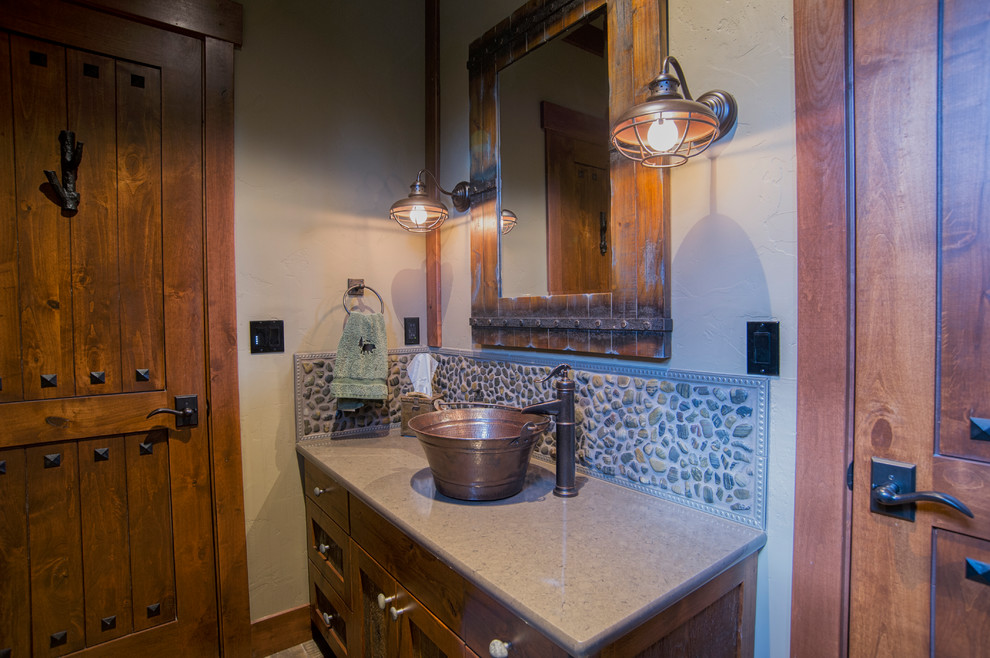 Modelo de cuarto de baño rústico con armarios estilo shaker, puertas de armario de madera en tonos medios, combinación de ducha y bañera y lavabo sobreencimera