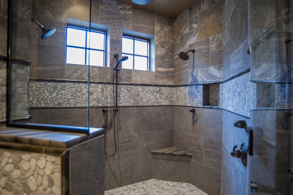 Rustik inredning av ett en-suite badrum, med möbel-liknande, skåp i mörkt trä, ett fristående badkar, en dusch i en alkov, kakel i småsten, beige väggar, klinkergolv i porslin, ett undermonterad handfat och dusch med gångjärnsdörr