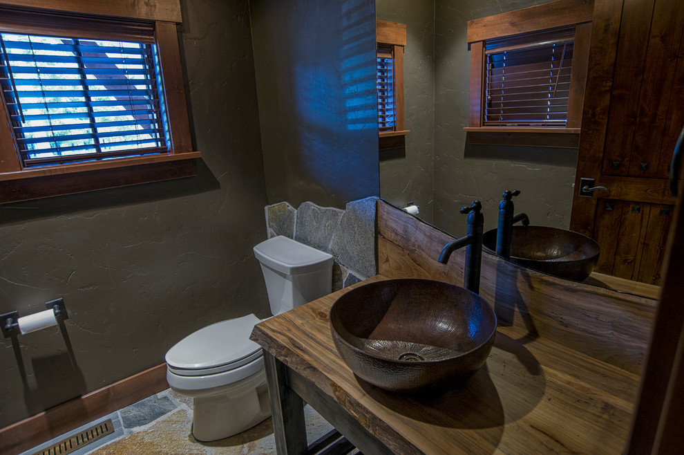 Imagen de cuarto de baño rústico con armarios tipo mueble, puertas de armario de madera en tonos medios, lavabo sobreencimera y ducha con puerta con bisagras