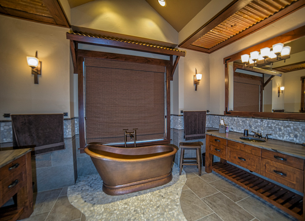 Inredning av ett rustikt en-suite badrum, med möbel-liknande, skåp i mörkt trä, ett fristående badkar, kakel i småsten, beige väggar, klinkergolv i porslin, ett undermonterad handfat, en dusch i en alkov och dusch med gångjärnsdörr