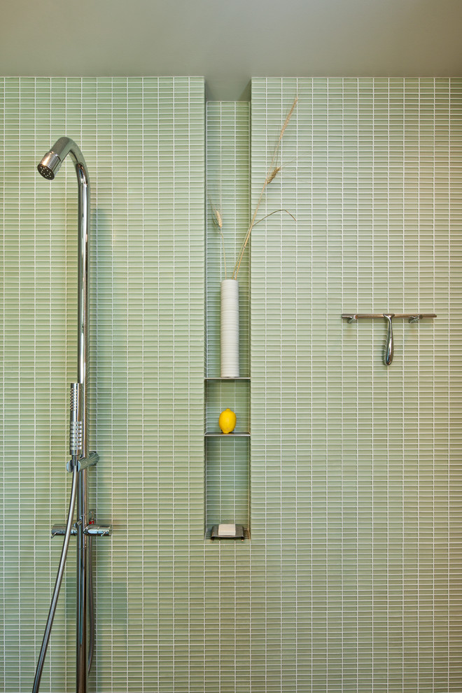 Пример оригинального дизайна: ванная комната в современном стиле с открытым душем, зеленой плиткой и стеклянной плиткой